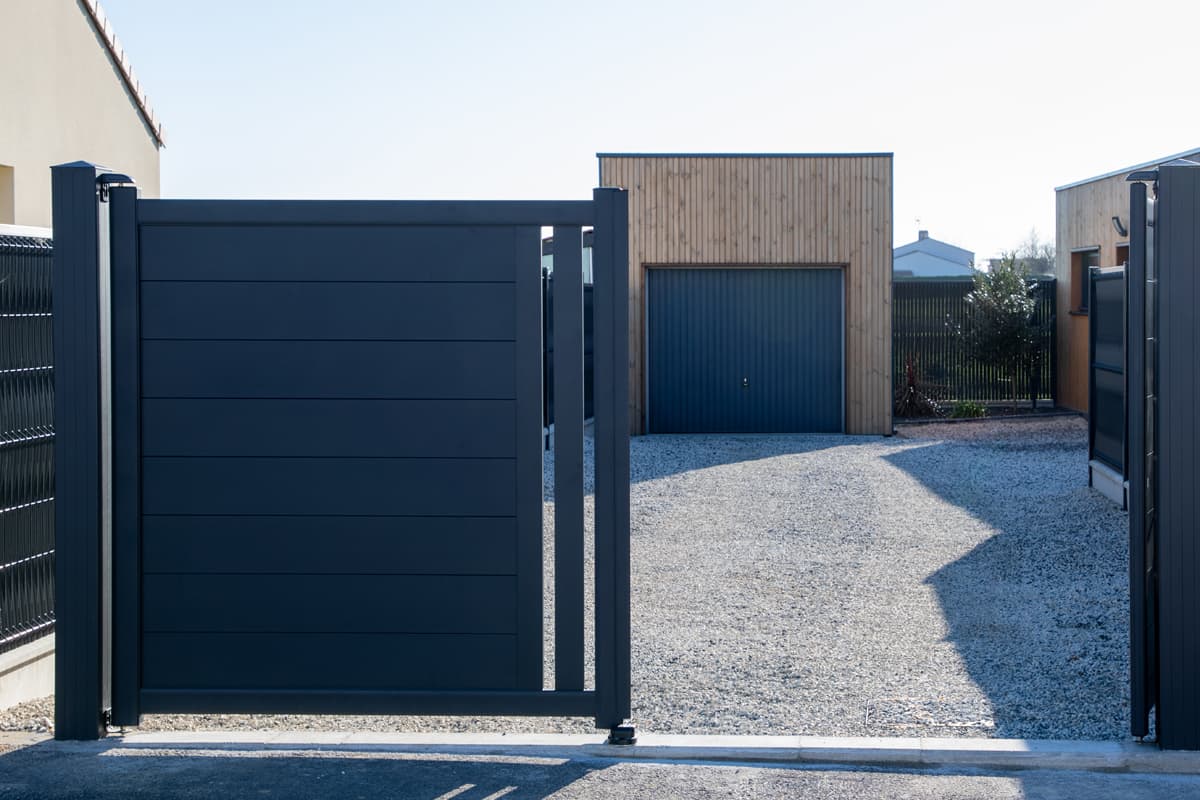 Portal corredera de aluminio instalado en una vivienda de Narón